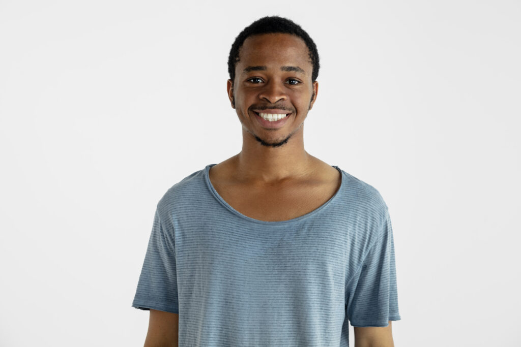 Homem jovem com camisa azul na Central Apostilas - Plataforma de estudo online com materiais educativos e apostilas em centralapostilas.com.br